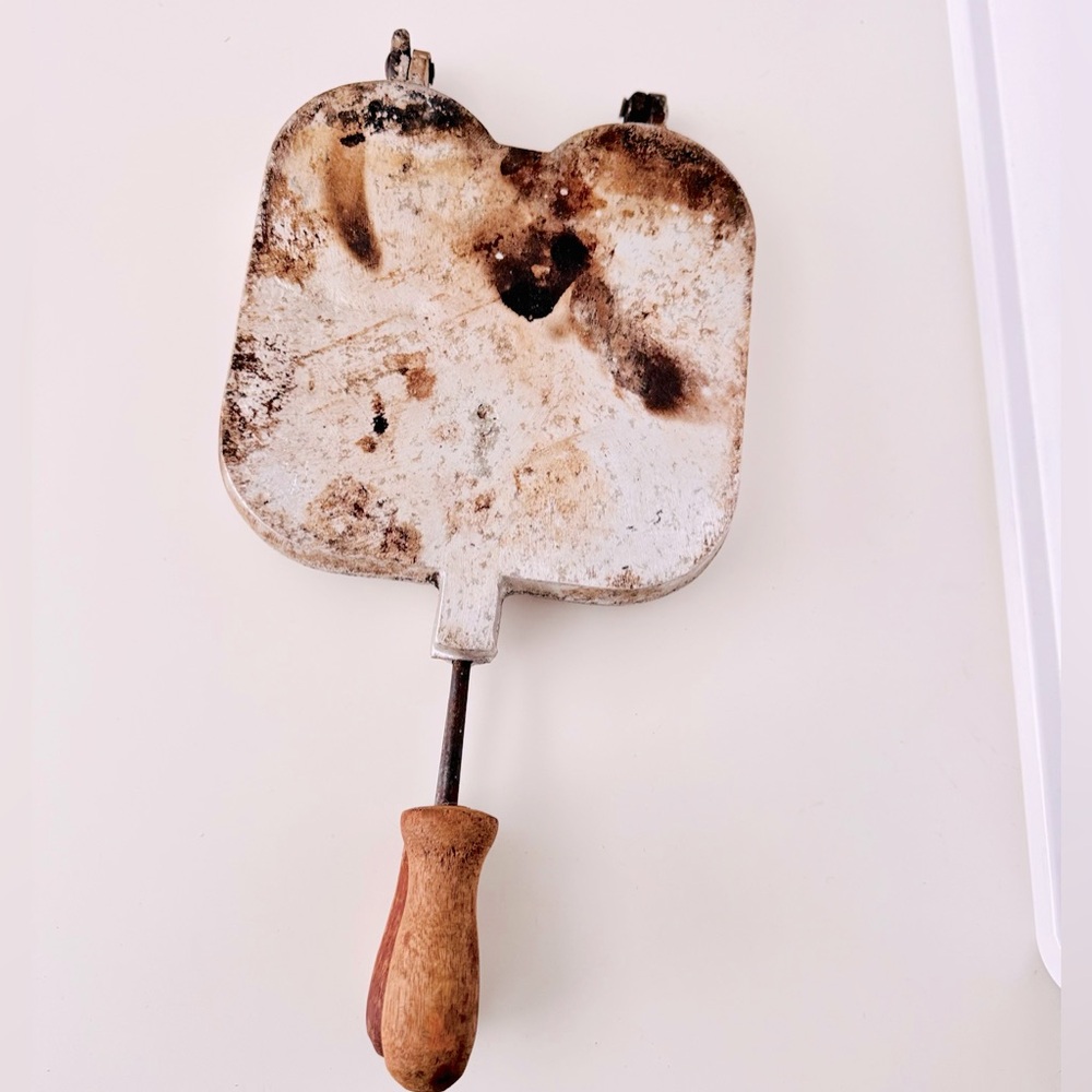 VINTAGE Cast Iron 4 Pancake Pan w Wooden Handles - Picture 2 of 15